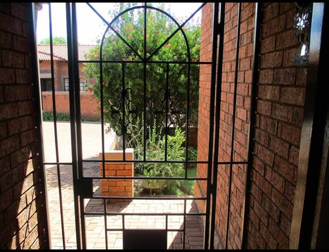 3 BEDROOM TOWNHOUSE FOR SALE IN DAN PIENAAR